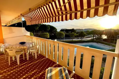 Image de Appartement chaleureux avec terrasse avec vue sur la piscine