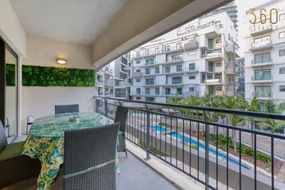 Designer, luxurious 3br home in Pender Gardens
