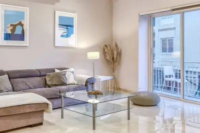 A lovely 3br home just off the promenade w/balcony