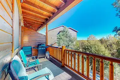 Image de Scenic mountain condo with balcony, gas grill, smart Tvs, central air, & W\/D