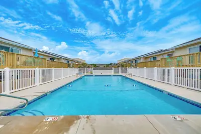Image de Breezy Pine Knoll Shores Escape: Walk to Beaches!