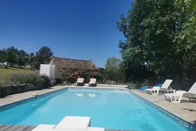 Image de Vue magnifique isolée piscine privée et jacuzzi animaux acceptés