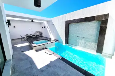 Image de New Luxury 4br Private Heated Pool and Jacuzzi Villa.