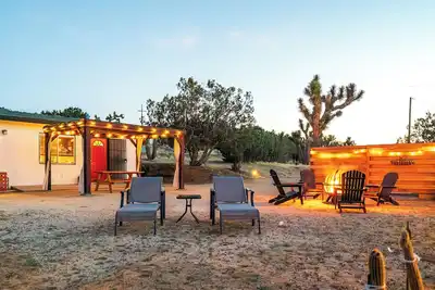 Image de Cozy casita on quiet desert hillside with views, fire pit and grill!