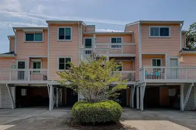 Image de Cozy 3 Bedroom 2 Full Bath Condo - 2 Minute Walk to Beach!