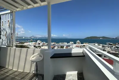 Image de Luxury Villa w\/ Ocean view, Garage, Gym and Rooftop Bar - 5 min walk from beach!