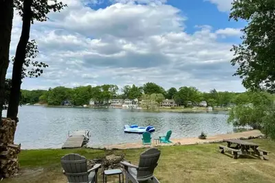 Image de Spacious Updated Lakefront Getaway
