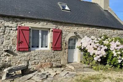 Image de fermette bretonne typique en pierres au bout du bout du Finistère pays des Abers