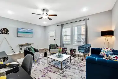 Image de Spectacular 6-Br Duplex for 20, 4 Baths, Unmatched Comfort & Style!