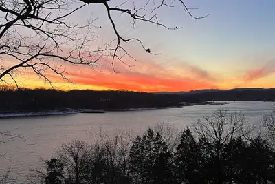Image de Romantic Getaway on Table Rock Lake. Amazing sunset views and hot tub access!