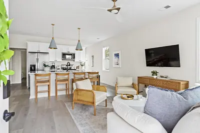 Image de Spotted by the Sea. 0. 3 mi to beach. Sleeps 9.