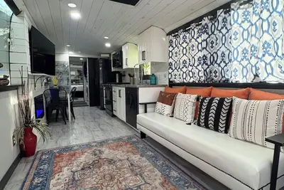 Image de Pet Friendly, Experience this Unique tour bus conversion,