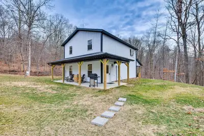 Image de Modern Salineville Cabin on 13 Acres w/ Fire Pit!