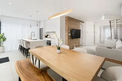 Image de Waterfront Retreat: Luxurious Condo Rental with Stunning Views