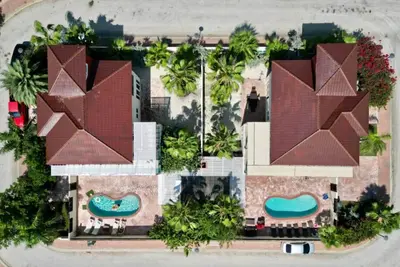 Image de Two attached Villas 14 bedrooms, 12 bathrooms for a total of 28 guests! ! !