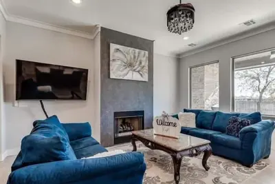 New Custom Built Home 11 Miles From Will Rogers Airport