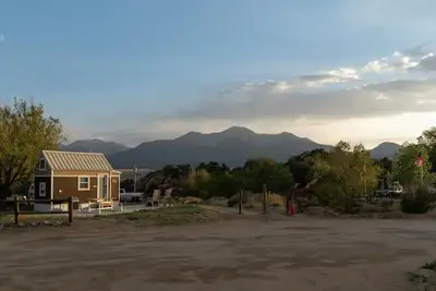 Image de Belford is a 1-4 person Tiny Home with bathroom, fridge, induction cooktop, microwave, Ac/heat, and beautiful mountain views!