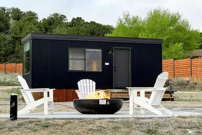 Image de Columbia is a one-level Tiny Home with full bathroom, fridge, induction cooktop, microwave, Ac/heat, and beautiful mountain views!