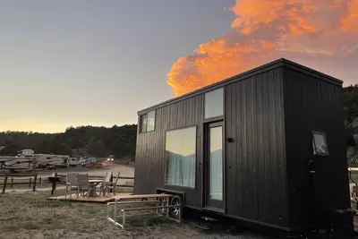 Image de Harvard may be a Tiny Home, but it’s not very tiny! Harvard is a 1-6 person Tiny Home with full bathroom, and full kitchen (fridge, stove, oven, microwave), Ac/heat, and beautiful mountain views!