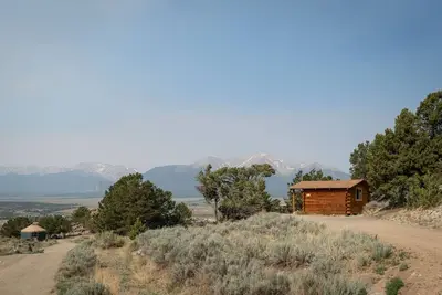 Image de 1 Room Dry Camping Cabin. Sleeps up to 4 in one queen bed and a set of twin bunks (bunk bed linens provided upon request).