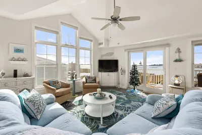 Image de Calm, water-view bayfront condo w/ cathedral ceilings, balconies, & private dock