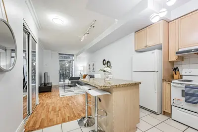 Image de Luxury One Bedroom Condo Near Square One \/ Paking