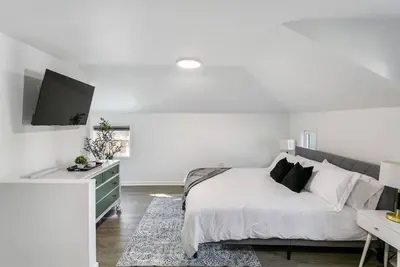 Image de Brand New Loft in Dt Libertyville! Near Naval Base