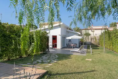 Villa 'Aurora' avec terrasse privée, Wi-Fi et climatisation