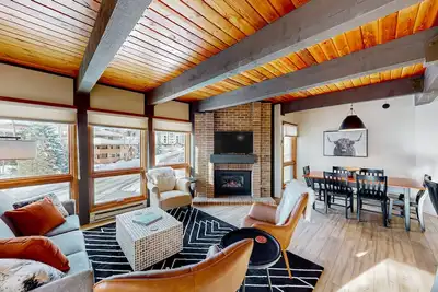 Image de Slopeside condo with pool, hot tubs, ski shuttle, fireplace, & deck