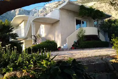 Image de Appartement de trois chambres avec la terrasse et la vue sur le mer Makarska (A-22490-a)