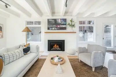 Image de Secluded Downtown Modern Lux Retreat in Redwoods