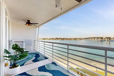 Image de Stunning penthouse condo with Gulf views, balcony, pool, & hot tub.