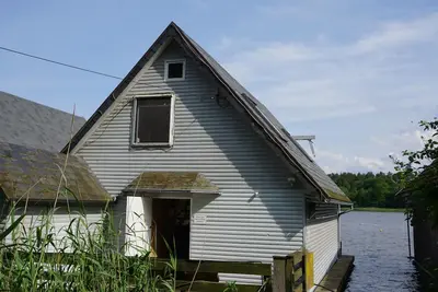 Image de Maison de vacances 'Bootshaus Am Müritzarm' avec vue sur le lac, terrasse privée et bateau à moteur (4 Cv)