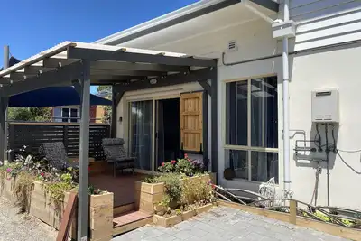 Image de Gorgeous Tiny home/Loft conversion, large deck, sea views, Bbq, use of pool