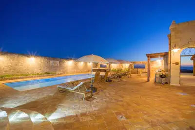Luxueux fief rénové, vue mer, piscine chauffée, jacuzzi extérieur