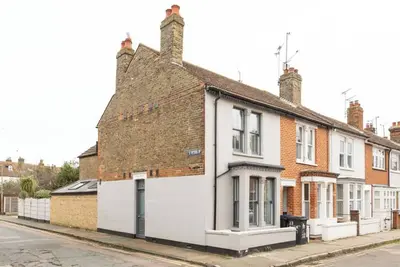 Image de York House is a 3 bedroom house with private parking for 2 cars close to town and the beach