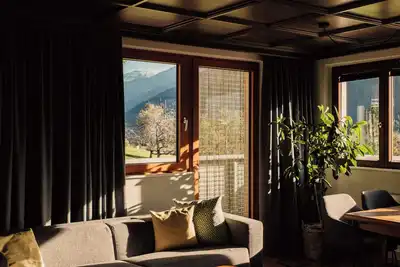 Image de Rustic flair and breathtaking views: large balcony, open fireplace