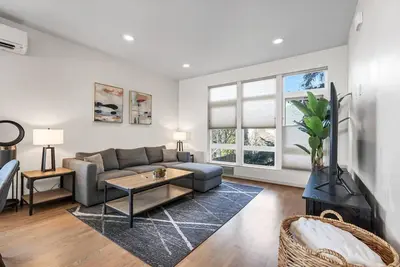 Image de Pristine Townhome with On Site Parking in Vibrant Ballard