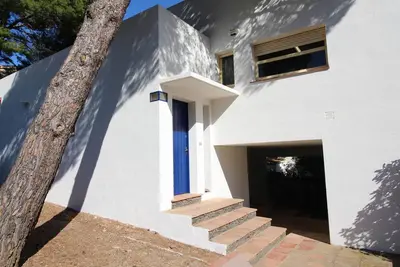 Image de Maison individuelle spacieuse à 100m de la plage avec jardin privé et terrasses, proche du port
