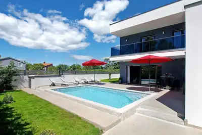 Image de Villa avec piscine et aire de jeux pour enfants