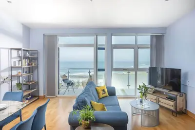 Image de The Penthouse, Forty Eight Ocean 1 - spacious penthouse with balcony and sea views