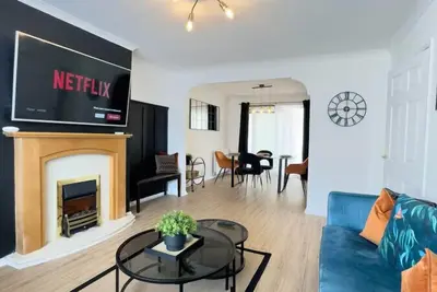 Highly Rated! 3 Bed Home Smart Tv Driveway