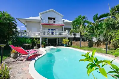 Image de Ce logement calme et sans vis à vis dispose d'une piscine avec jacuzzi
