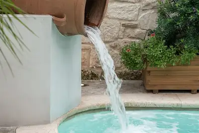 Image de Enjoy a glass of wine in the pool!