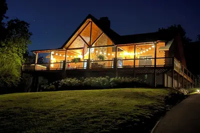Image de Custom log home on top of the world. Situated on 147 acres.