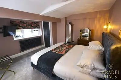 Opulent 2 Bed Luxury • Pet Friendly • Parking • Ev Charger • 5* Finish