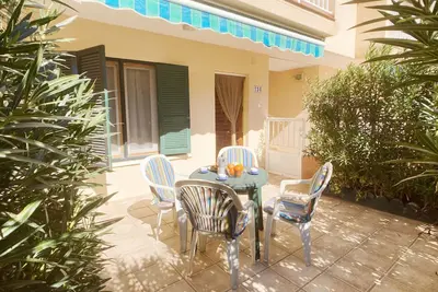 Image de Rez-de-chaussée avec terrasse sur la Plaza Bohemia