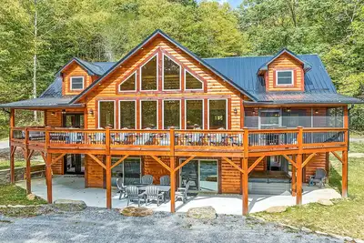 Image de 4 Loves Lodge - Main Home Sleeps 22, 5 Br, 5 1/2 Ba, Pet Friendly\n