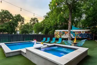 Image de Downtown Austin Oasis w Pool & Hot Tub—Sleeps 18