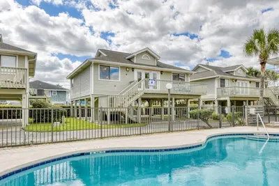 Image de Coastal Retreat: 3 Bedroom Home with Community Pool Steps from the Beach